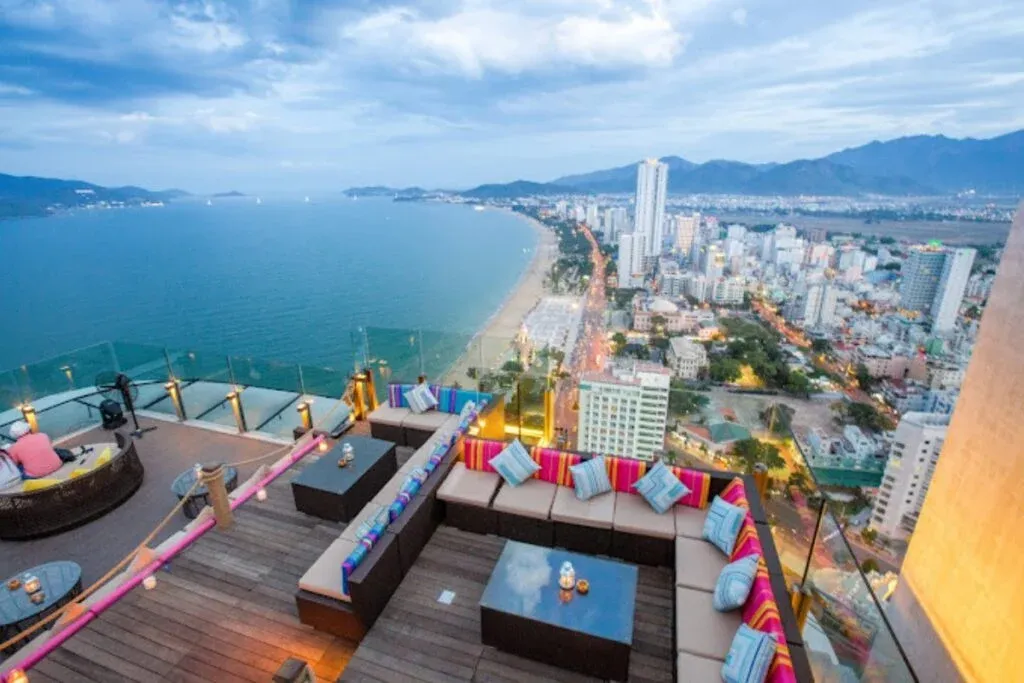 Tại sao các quán bar rooftop view đẹp lại được yêu thích?
