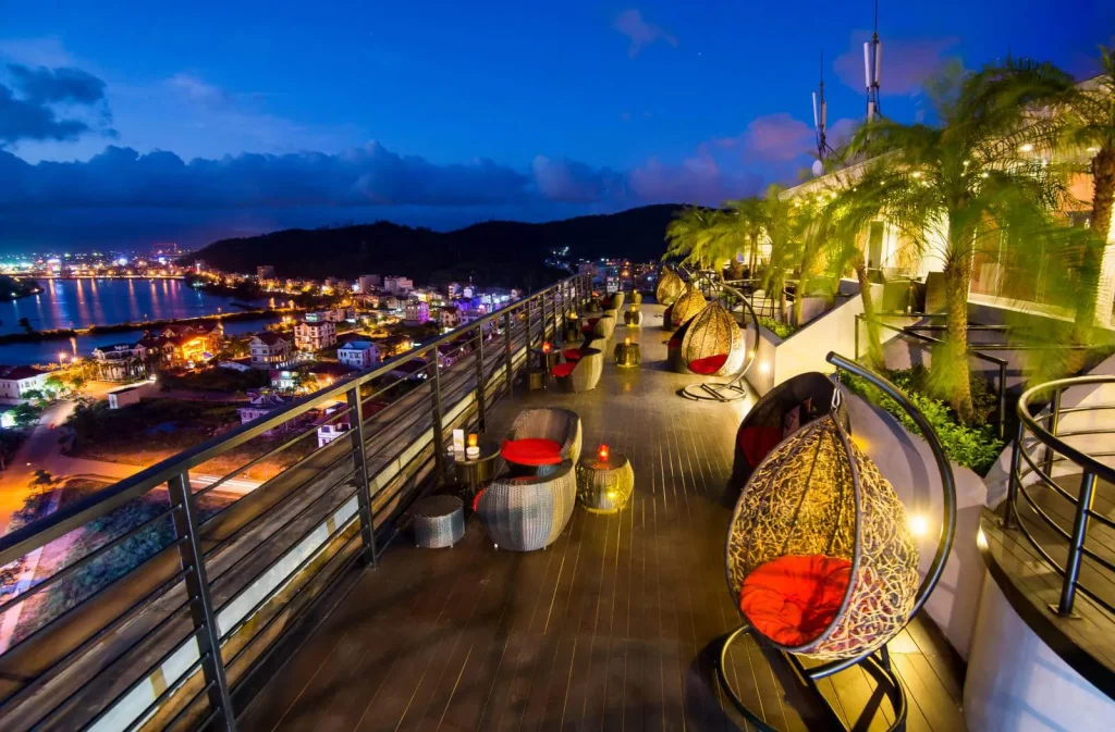 Tại Sao Quán Bar View Biển Đẹp Luôn Có Sức Hút Đặc Biệt?