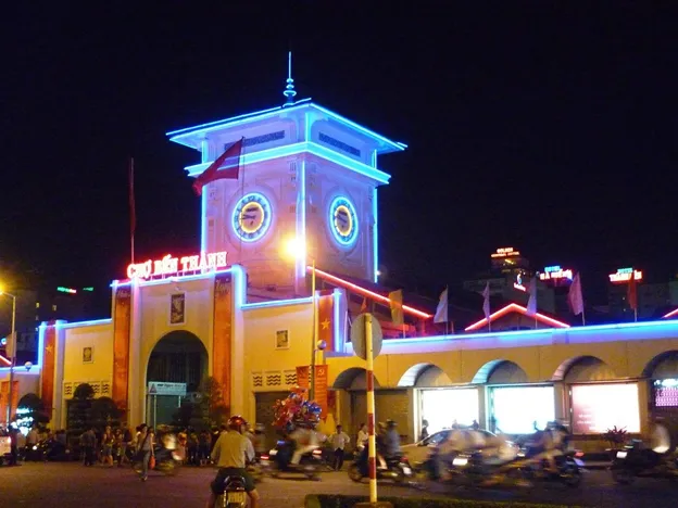 Thưởng thức ẩm thực đường phố về đêm