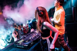 bar chơi nhạc techno