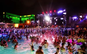 club có pool party